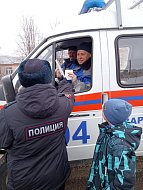 Сотрудники Аркадакской Госавтоинспекции со своими юными помощниками поздравили мужчин-водителей с Днём защитника Отечества