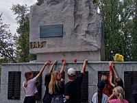 Краснознаменские школьники возложили цветы к памятнику в день 80-летия победы нашей армии под Курском