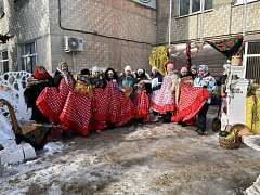 Сотрудники аркадакского районного соцучреждения весело отпраздновали Масленицу