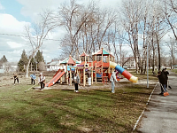 Сотрудники администрации Аркадакского района первыми вышли на весенний субботник