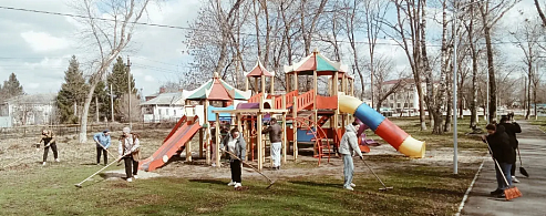 Сотрудники администрации Аркадакского района первыми вышли на весенний субботник