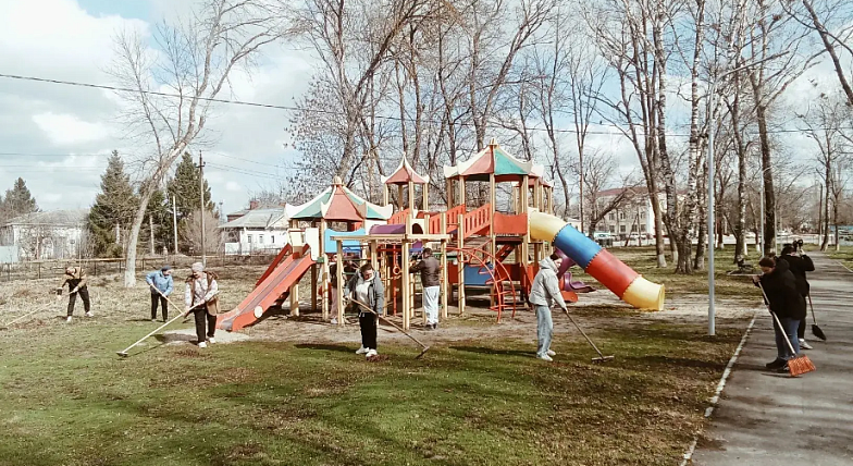 Сотрудники администрации Аркадакского района первыми вышли на весенний субботник