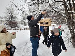 Аркадакские школьники открыли птичью столовую