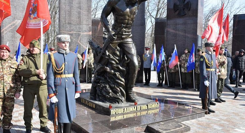 В Парке Победы имена пятерых погибших участников СВО из Аркадакского района занесли на мемориал памяти