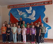 Аркадакский священник встретился с детьми, отдыхающими в школьного лагере 