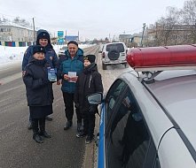 Сотрудники Аркадакской Госавтоинспекции со своими юными помощниками поздравили мужчин-водителей с Днём защитника Отечества