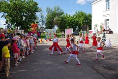 На площадке у районного Дома культуры аркадакские дети играли, пели, танцевали