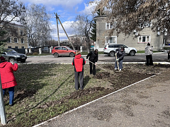 Сотрудники администрации Аркадакского района первыми вышли на весенний субботник