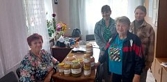 Краснознаменцы накрутили яблочный сок для бойцов