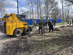 Сотрудники администрации Аркадакского района первыми вышли на весенний субботник