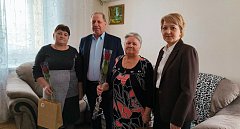 Глава района Николай Луньков поздравил с весенним праздником двух замечательных женщин