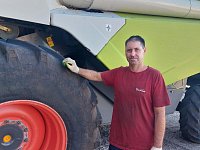 Механизатор Дмитрий Полунин говорит, что  пшеничное поле каждый раз даёт ощущение свободы и простора