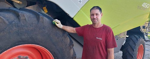 Механизатор Дмитрий Полунин говорит, что  пшеничное поле каждый раз даёт ощущение свободы и простора