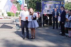В Аркадаке обновлён cтенд почёта "Дети - наша гордость"