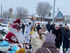 Уличный хоровод на площадке «Надежда» получился большим и громкоголосым