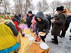 В Аркадаке сегодня провожали зиму блинами и хороводами