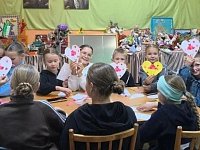 Дети поздравили бабушек и дедушек творческими открытками