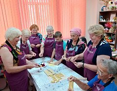 Аркадакские пенсионеры в Центре соцобслуживания готовили вкусный «десерт»