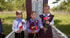У памятника погибшим в годы Великой Отечественной войны железнодорожникам звучали детские голоса