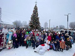 Уличный хоровод на площадке «Надежда» получился большим и громкоголосым