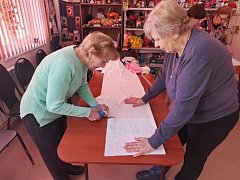 Аркадакские "серебряные" волонтёры шьют балаклавы для земляков-участников СВО