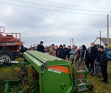 Юноши Аркадакского техникума механизации сельского хозяйства побывали в одном фермерском хозяйстве района