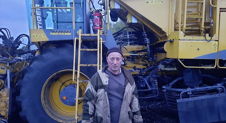 Механизатор Анатолий Окуньков в этом году освоил свеклоуборочный комбайн