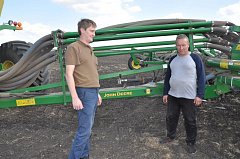 Глава крестьянско-фермерского хозяйства Денис  Шишканов рассказал корреспондентам о ходе уборочной