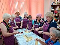 Аркадакские пенсионеры в Центре соцобслуживания готовили вкусный «десерт»