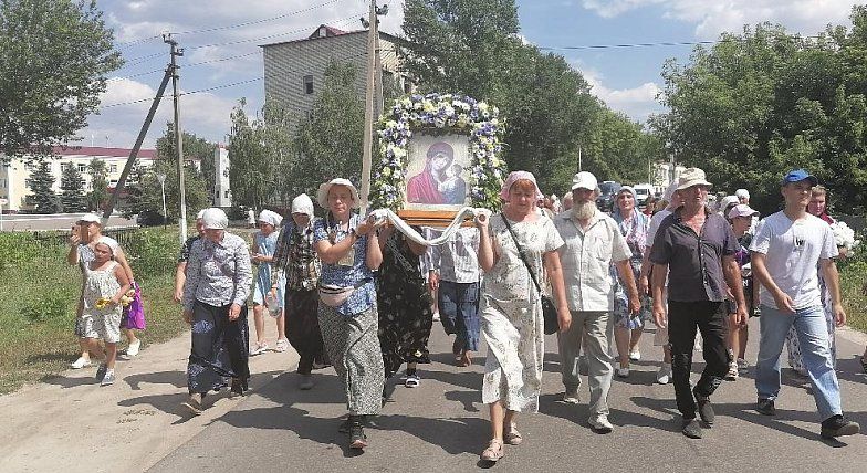 По Аркадакскому району прошёл Казанский крестный ход