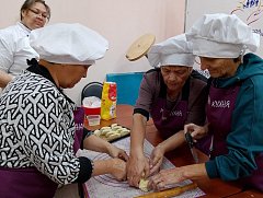 Краснознаменских бабушек научили печь вкусное печенье с начинкой 