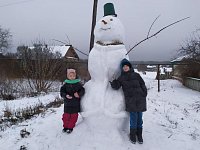 Аркадакцы развлекаются на каникулах лепкой снеговиков