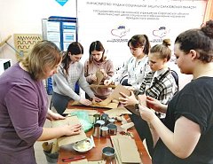Для волонтёров из Аркадакского медколледжа проведён мастер-класс по изготовлению блиндажных свечей 