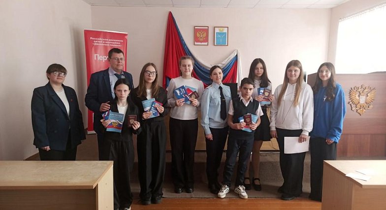 Юным аркадакцам торжественно вручили паспорта