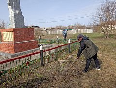 В Большежуравском муниципальном образовании ремонтируют обелиски ко Дню Победы