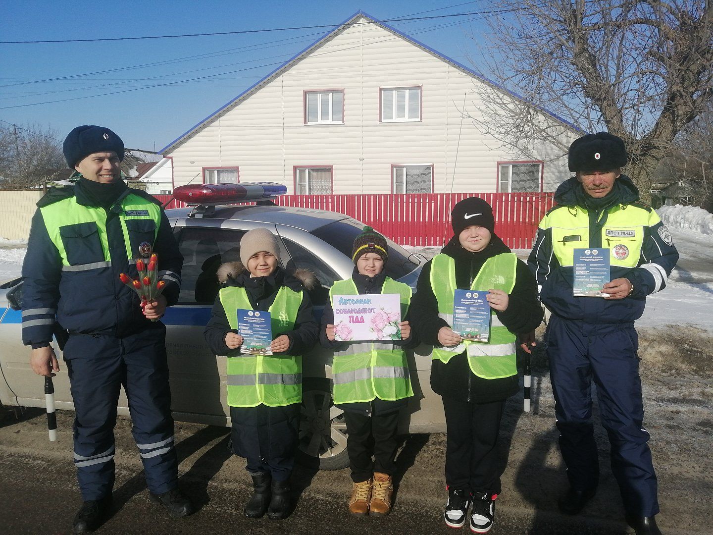 В преддверии 8 Марта сотрудники ГАИ совместно с юными инспекторами движения  поздравили женщин с праздником — «Аркадак», новости