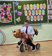 Аркадакские первоклашки покорили сердца своих мам и бабушек