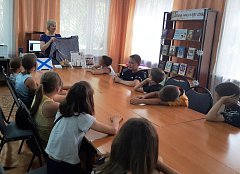 Юные читатели из Аркадака участвовали в командных играх, мастерили кораблики