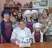 В Аркадаке волонтёры вместе с детьми готовили пряники для раненых солдат