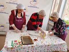 Аркадакские получатели социальных услуг запекли булочки в форме жаворонков