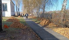Трудовой десант из учеников и педагогов Баклушинской школы  навёл порядок и чистоту