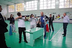 Аркадакские школьники стреляли по мишеням и проверяли свою меткость 