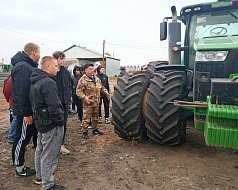 Юноши Аркадакского техникума механизации сельского хозяйства побывали в одном фермерском хозяйстве района