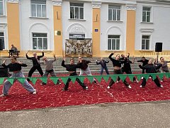 Аркадакские артисты подарили зрителям задушевные песни и яркие танцы