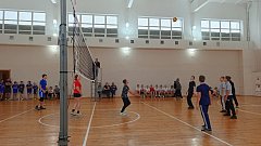 На волейбольной площадке аркадакского Дворца спорта царил дух соперничества