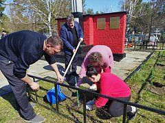 Работники культуры привели в порядок места воинских захоронений на городском кладбище