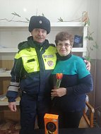 Сотрудники Госавтоинспекции поздравили ветерана службы Веру Чернявскую с праздником 