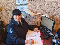 Старший следователь Инна Краснощёкова принимает поздравления с Днем сотрудника ОВД