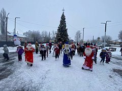 Уличный хоровод на площадке «Надежда» получился большим и громкоголосым