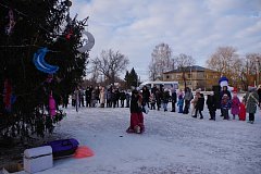 Аркадакцы водили Рождественский хоровод на городской площади 